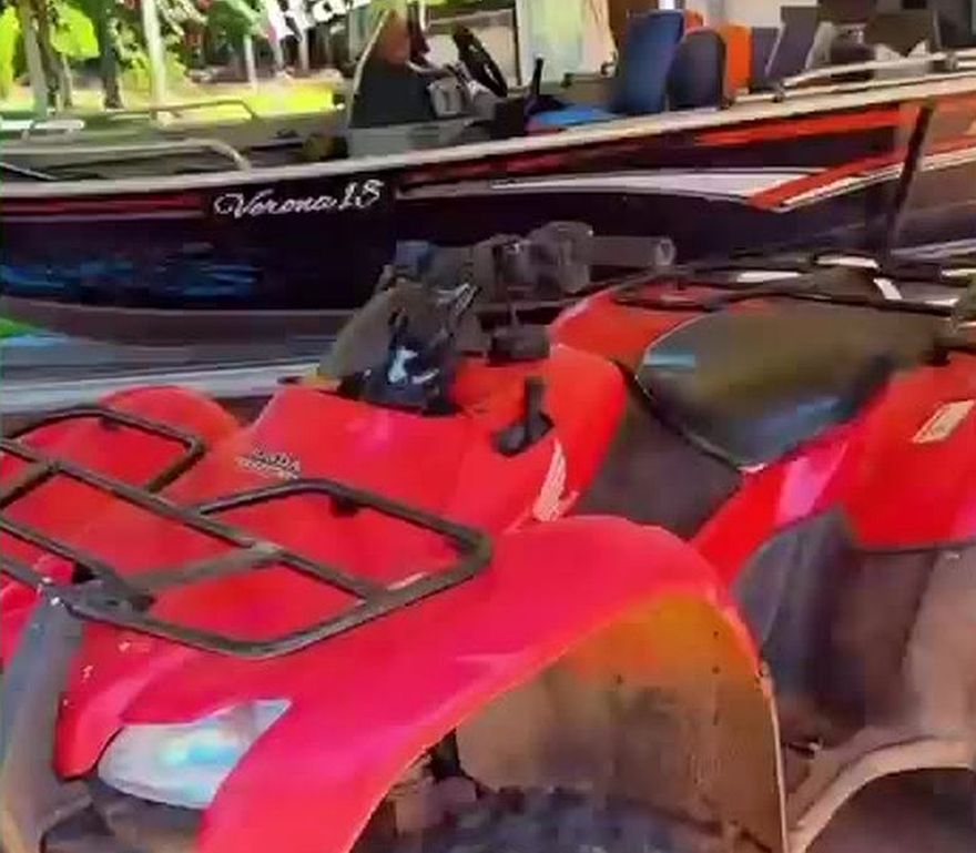 Quadriciclo Honda estacionado sob a cobertura do rancho