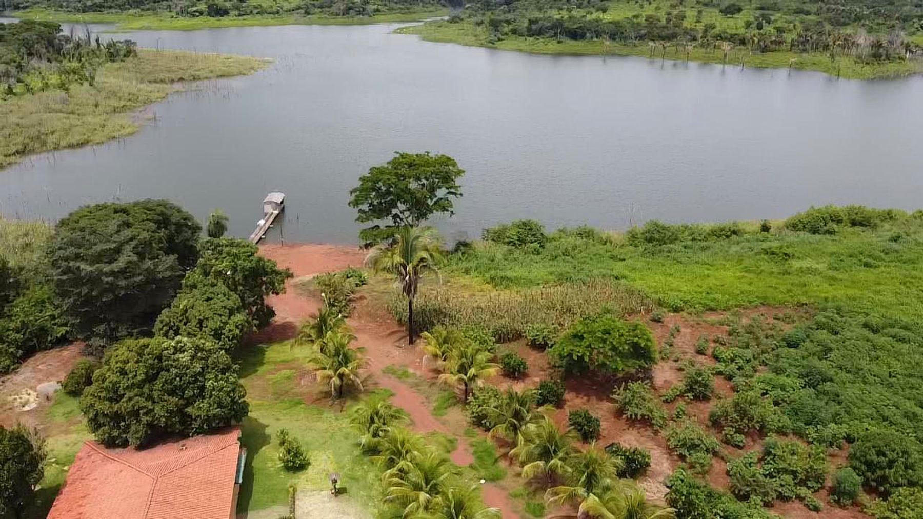 Vista aérea da enseada do lago Serra da Mesa com o píer do Rancho Blefe ao amanhecer